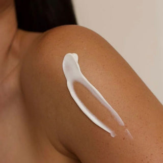 HER OWN ALONE Intensyviai drėkinantis kūno serumas