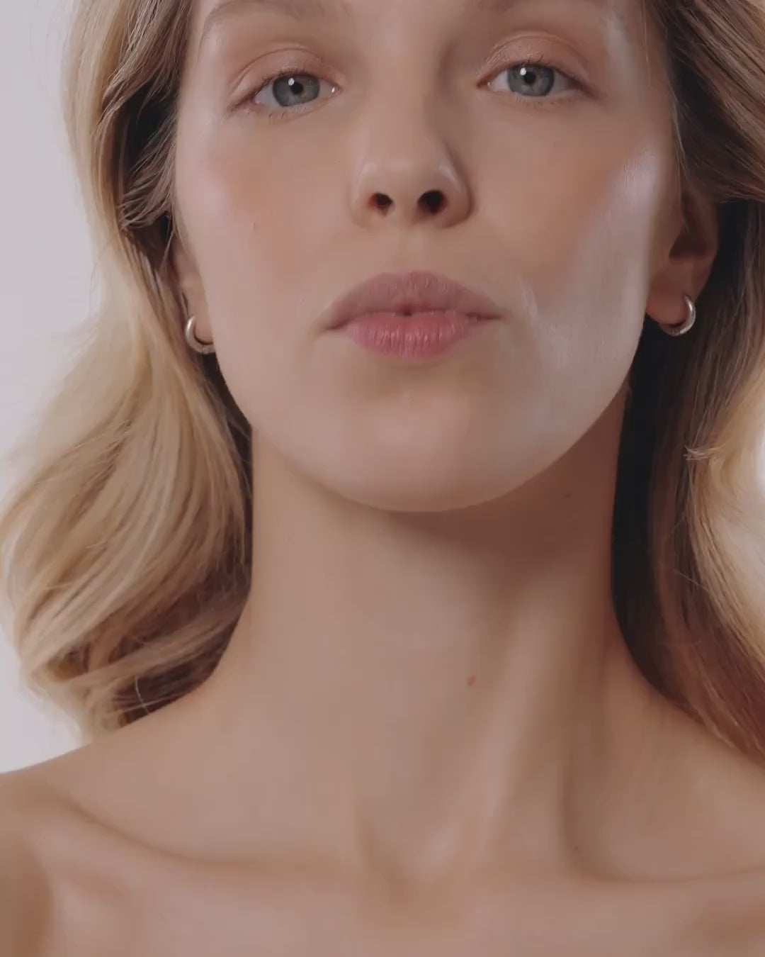 Įkelti vaizdo įrašą: LIPSS Lipper Clear - lūpų blizgis