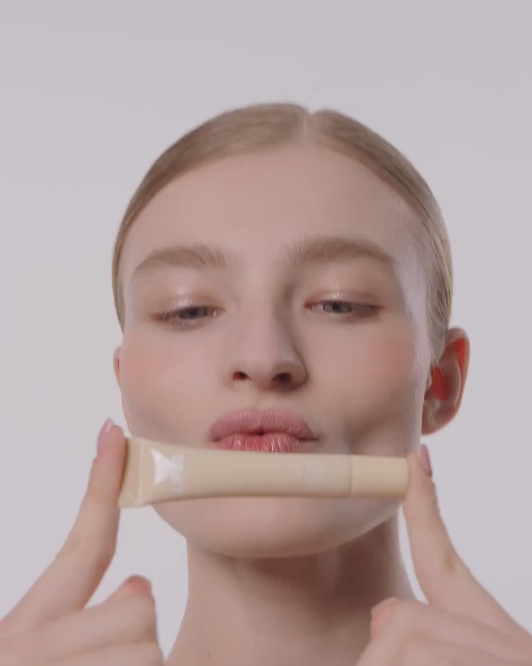 Įkelti vaizdo įrašą: LIPSS Lipper Clear - lūpų blizgis